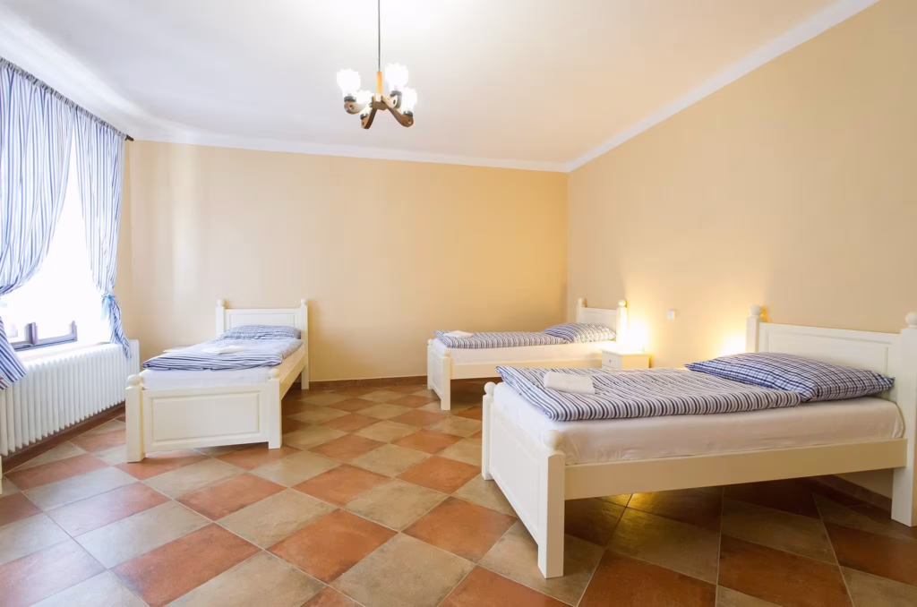 Apartmán 2 pohled na celý pokoj béžovo bílý