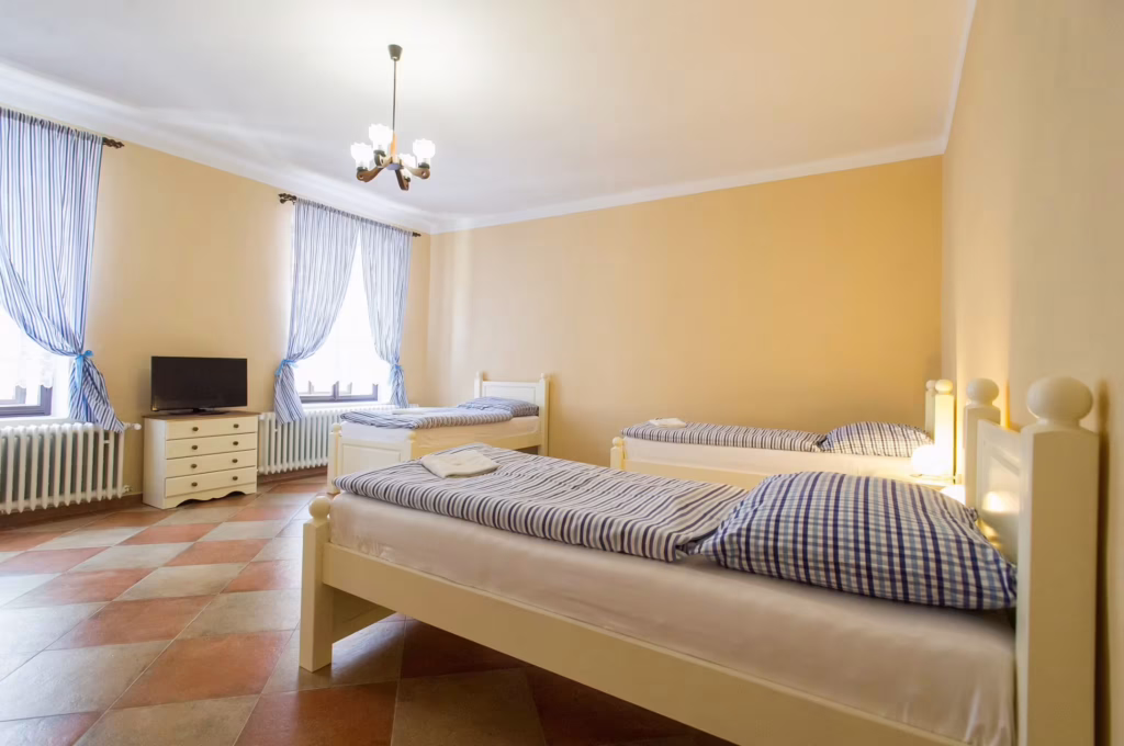 Apartmán 2 pohled na 3 oddělené postele a televizi