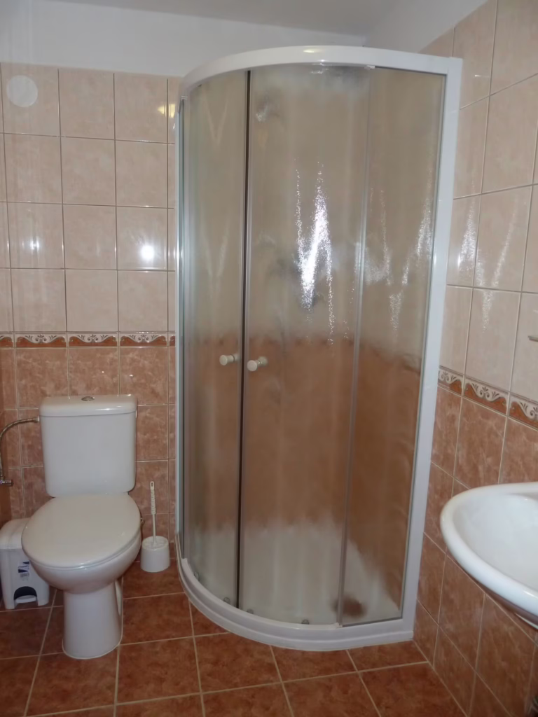 Apartmán 3 sprchový kout