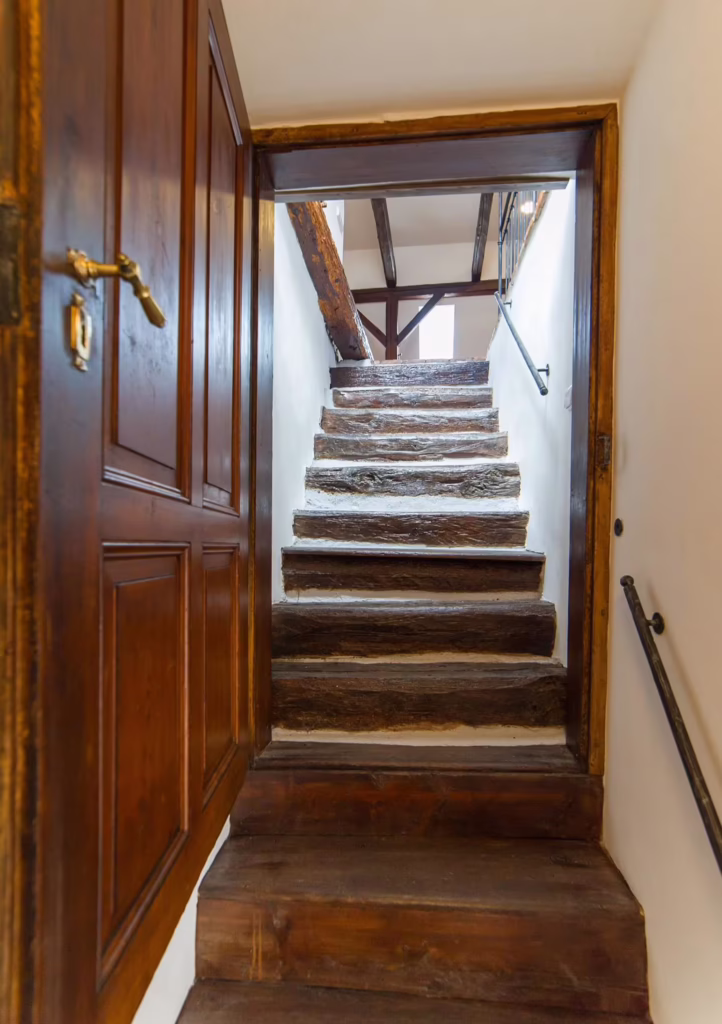 Apartmán za komínem schody do pokoje